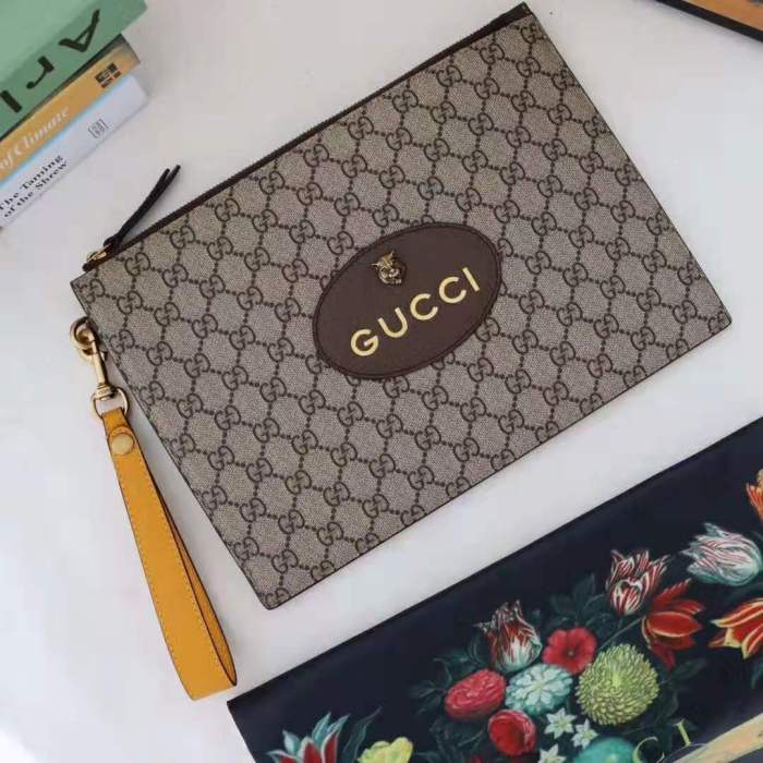 Gucci GG Unisex Neo Vintage GG Supreme Pouch in Beige/Ebony GG Supreme Canvas