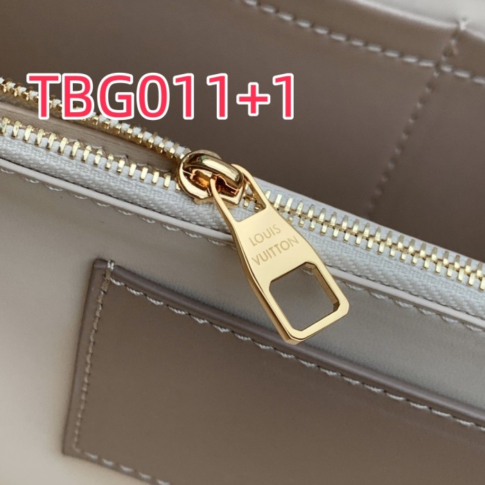 TBG011 CAPUCINES Medium Handbag M12935