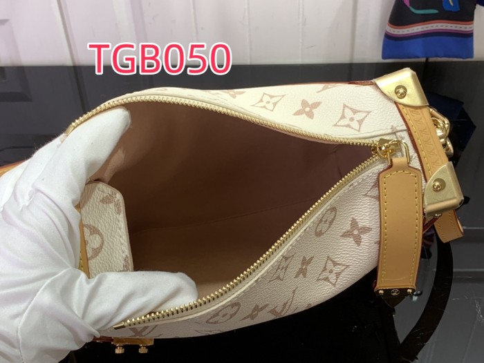 TGB050 SIDE TRUNK Medium Handbag m26287