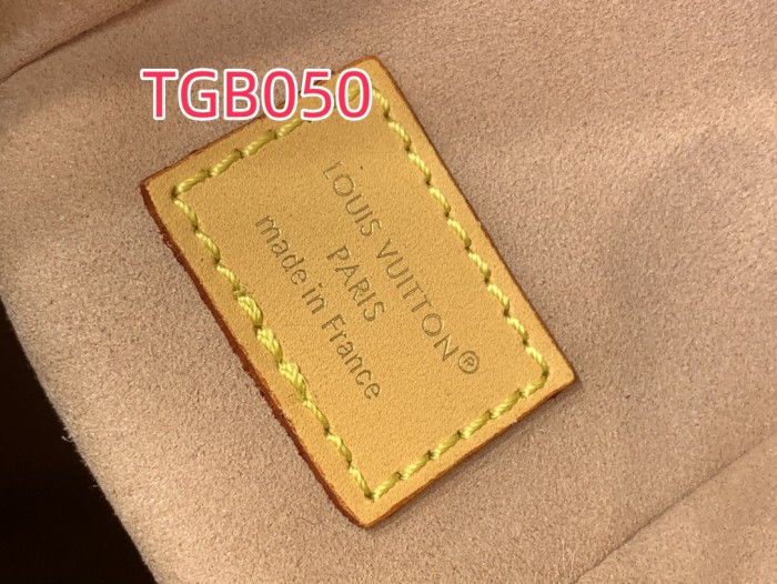 TGB050 SIDE TRUNK Medium Handbag m26287