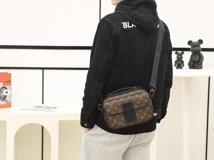 S LOCK MESSENGER - BLACK & BlUE