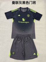 25/26 Manchester United Dark Gray Goalkeeper Kids Kits 1:1 Quality Soccer Jersey