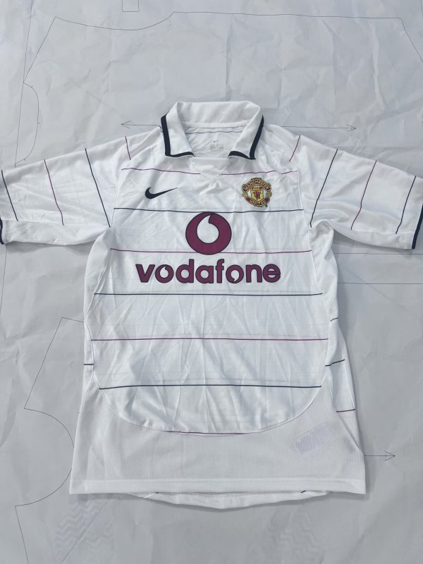 Manchester United  Away White 1:1 Retro Soccer Jersey 2004/2006