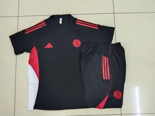 D2556# 2025-26 Bayern black short-sleeved suit
