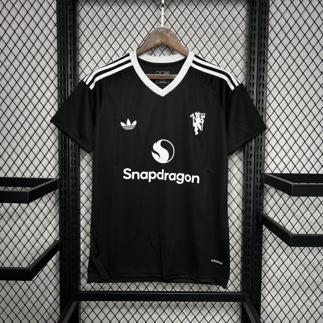 2024-25 Manchester United black goalkeeper jersey