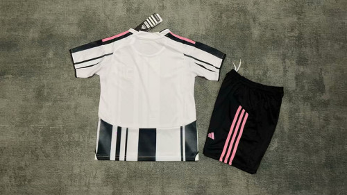 2025-26 Juventus home kid kit