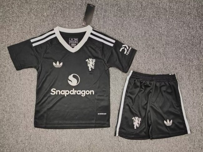 2024-25 Manchester United black goalkeeper kid kit