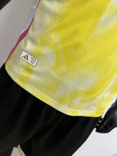 Player Version 2024-25 Juventus Away Yellow(The player version is more slim fit, it is recommended to buy one size larger)
