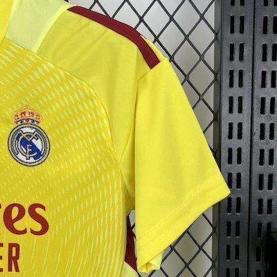 Real Madrid 202526 Yellow Goalkeeper Kids Kit