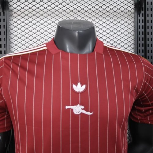 2025-26 Arsenal Red Retro Model Player version jersey(The player version is more slim fit, it is recommended to buy one size larger)