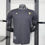 2025-26 Manchester United Black Retro Model Player Version jersey (The player version is more slim fit, it is recommended to buy one size larger)