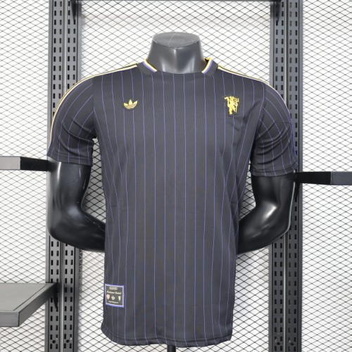 2025-26 Manchester United Black Retro Model Player Version jersey (The player version is more slim fit, it is recommended to buy one size larger)