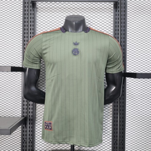 Bayern Munich 2025-26 green retro version jersey size(The player version is more slim fit, it is recommended to buy one size larger)