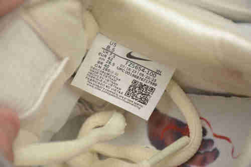 SB Dunk Low Valentine's Day Light Bone FZ5654-100