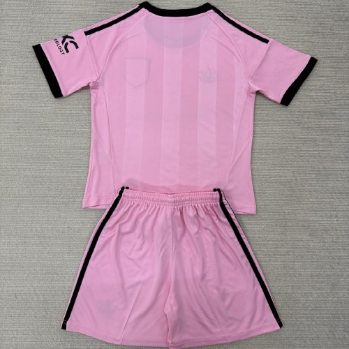 25/26 Manchester United goalkeeper kids kit pink