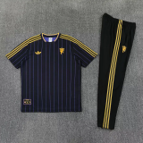 26-27 Man Utd Black Short shirts and Long trousers Suit (圆领)