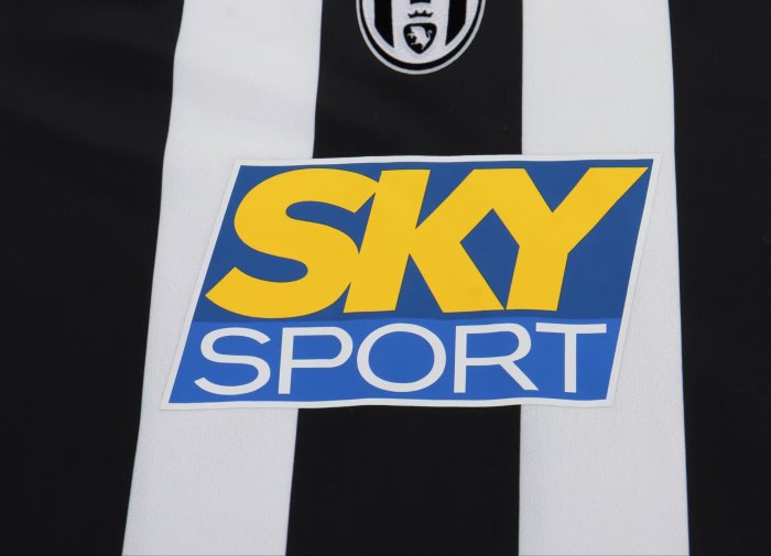 2004-2005 JUV Home Retro Kids Soccer Jersey