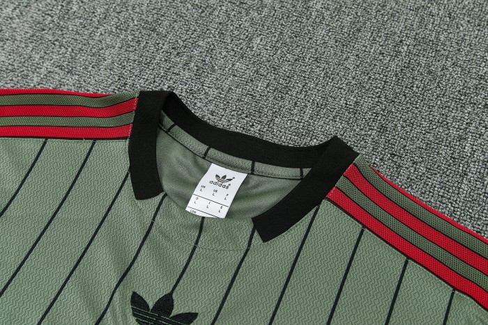26-27  Bayern Short shirts and Long trousers Suit (圆领)
