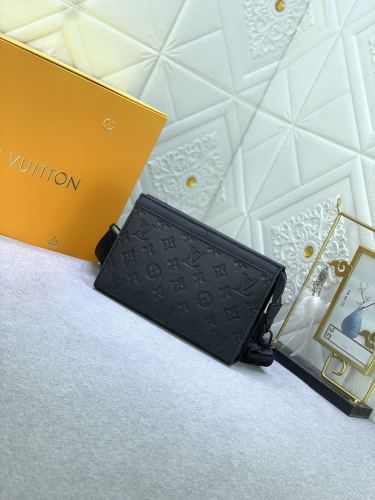 Louis Vuitton M81115 Alpha Wearable Shoulder Bags Size 18*11*6cm