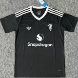 24 - 25 Man Utd fans' third away game goalkeeper jersey