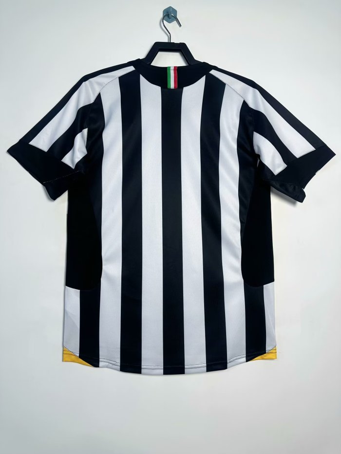 2005-06 Juventus home jersey