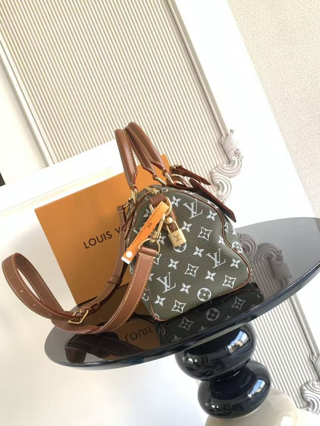 Louis Vuitton  M24423 軍緑 バッグ