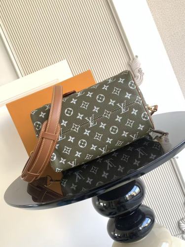 Louis Vuitton  M24423 軍緑 バッグ