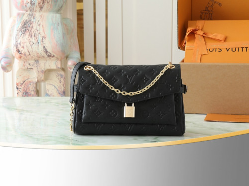 Louis Vuitton M14604 ブラック フルレザー エンボス チェーンバッグ