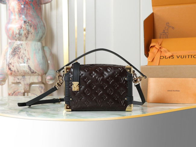 Louis Vuitton M26304 チョコレートカラーオイルレザー SIDE TRUNK ミディアムバッグ