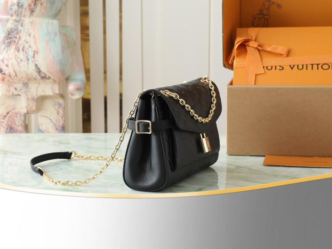 Louis Vuitton M14604 ブラック フルレザー エンボス チェーンバッグ