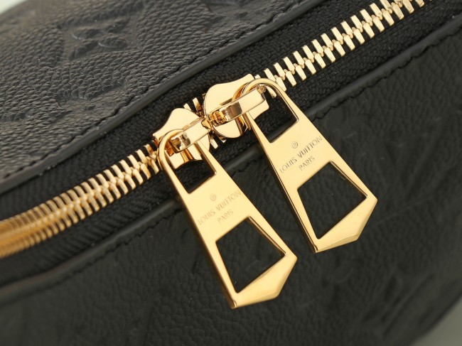 Louis Vuitton M12930 ブラック フルレザー エンボス