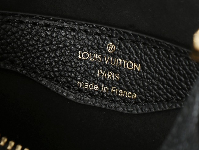 Louis Vuitton M12930 ブラック フルレザー エンボス