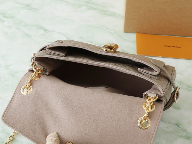 Louis Vuitton M14604 カーキ / M14973 フルレザー エンボス チェーンバッグ