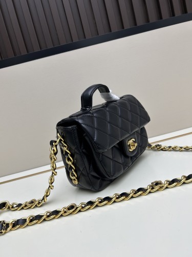 CHANELシャネル ラムスキン ハンドル付きメッセンジャーバッグサイズは 21 × 12 × 7 cm、型番 8837 です