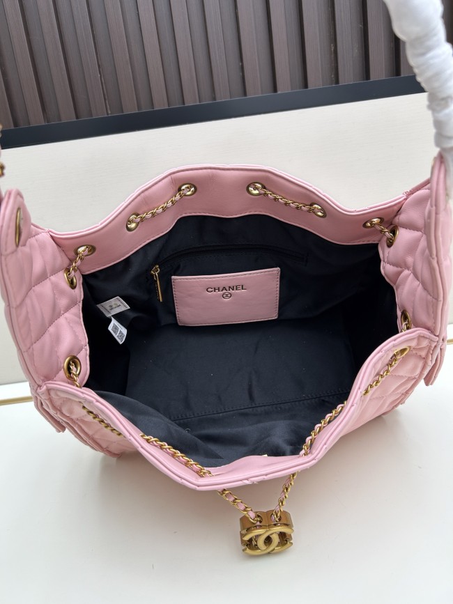 CHANEL シャネル 25 バッグ デザインはクラシックで、サイズは 30 × 26 × 14 cm です