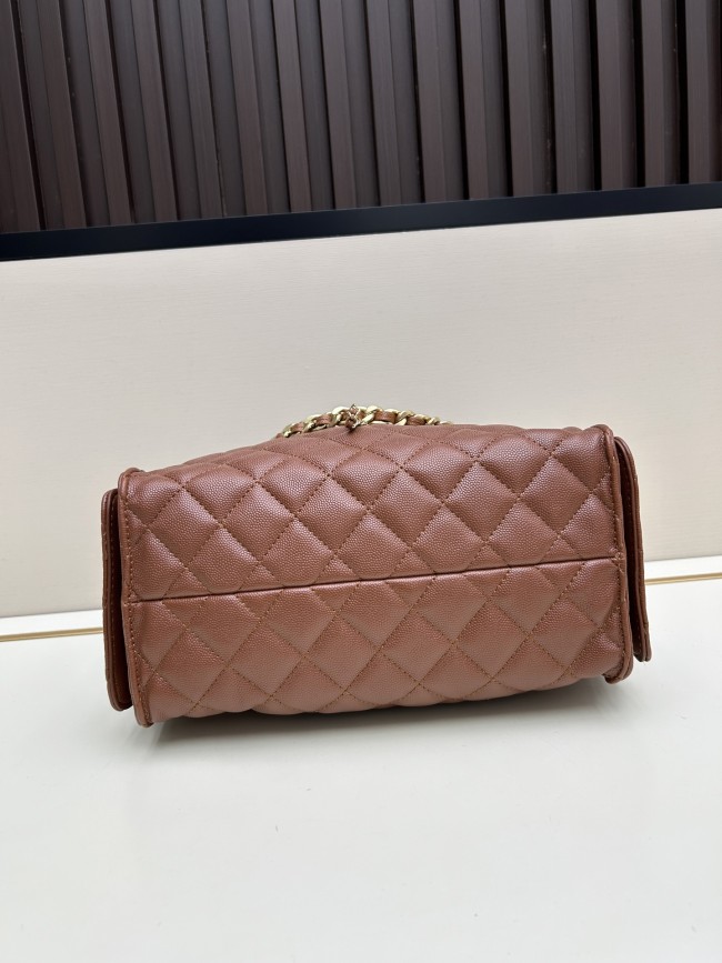 CHANEL シャネル 25 バッグ デザインはクラシックで、サイズは 30 × 26 × 14 cm です