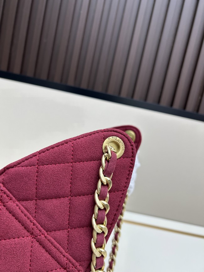 CHANEL シャネル 25 バッグ デザインはクラシックで、サイズは 30 × 26 × 14 cm です
