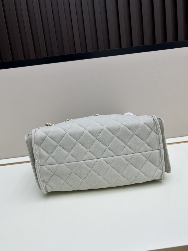 CHANEL シャネル 25 バッグ デザインはクラシックで、サイズは 30 × 26 × 14 cm です