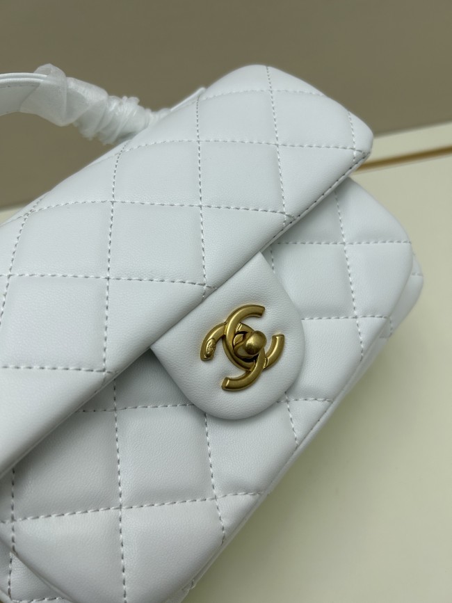 CHANELシャネル ラムスキン ハンドル付きメッセンジャーバッグサイズは 21 × 12 × 7 cm、型番 8837 です