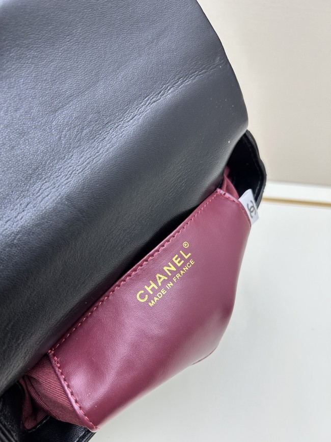 CHANELシャネル ラムスキン ハンドル付きメッセンジャーバッグサイズは 21 × 12 × 7 cm、型番 8837 です