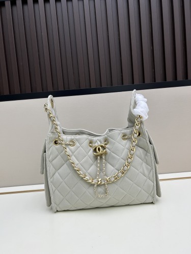 CHANEL シャネル 25 バッグ デザインはクラシックで、サイズは 30 × 26 × 14 cm です