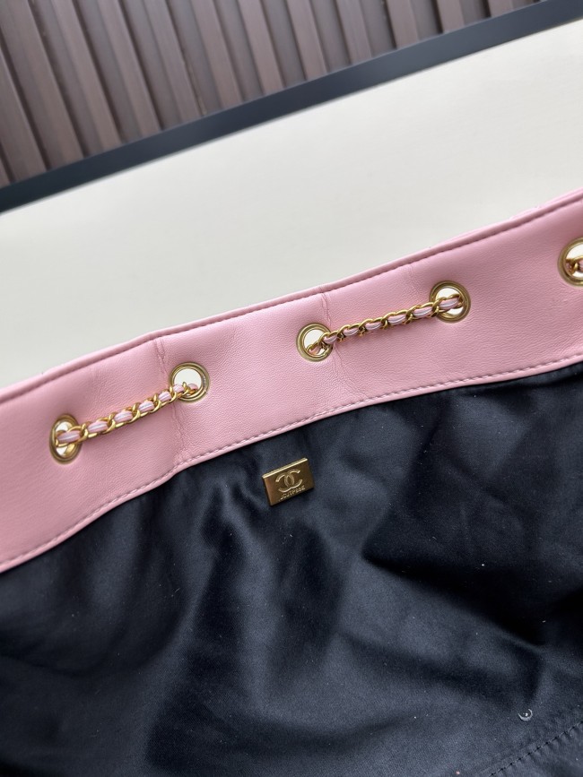 CHANEL シャネル 25 バッグ デザインはクラシックで、サイズは 30 × 26 × 14 cm です