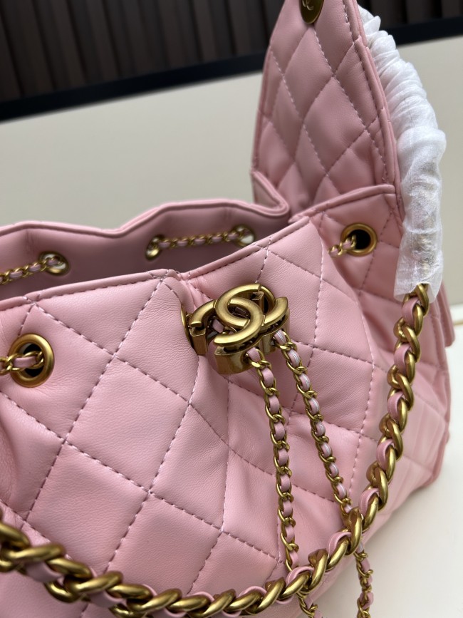 CHANEL シャネル 25 バッグ デザインはクラシックで、サイズは 30 × 26 × 14 cm です
