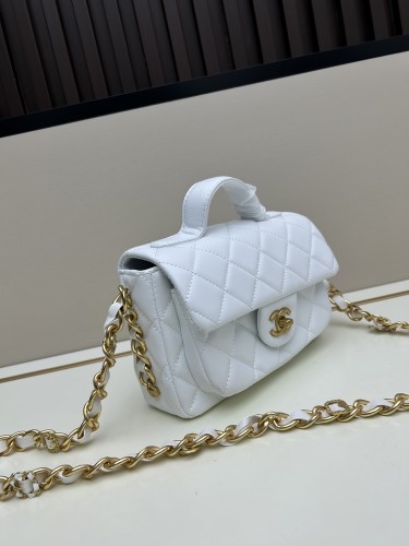 CHANELシャネル ラムスキン ハンドル付きメッセンジャーバッグサイズは 21 × 12 × 7 cm、型番 8837 です