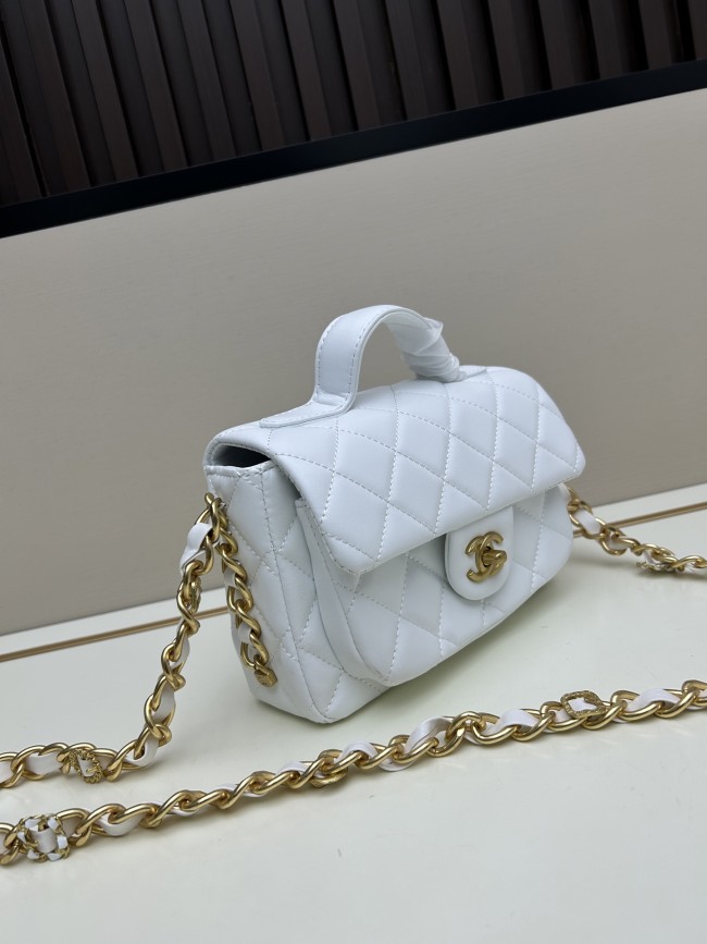 CHANELシャネル ラムスキン ハンドル付きメッセンジャーバッグサイズは 21 × 12 × 7 cm、型番 8837 です