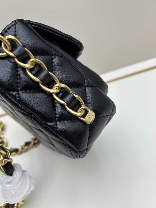 CHANELシャネル ラムスキン ハンドル付きメッセンジャーバッグサイズは 21 × 12 × 7 cm、型番 8837 です