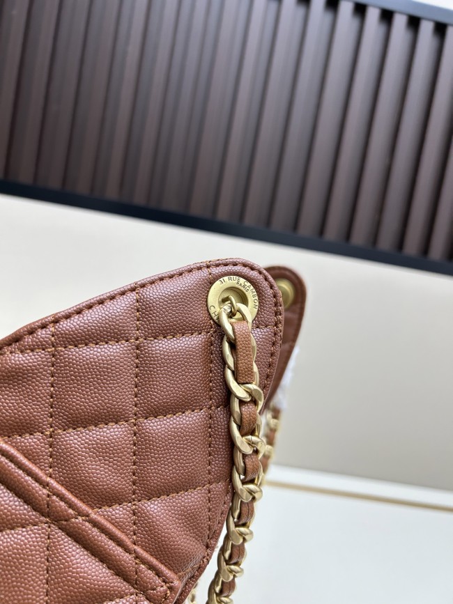 CHANEL シャネル 25 バッグ デザインはクラシックで、サイズは 30 × 26 × 14 cm です