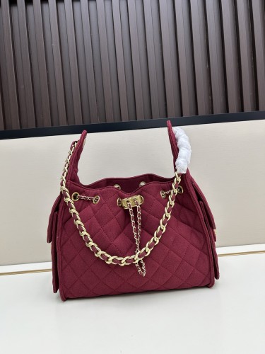 CHANEL シャネル 25 バッグ デザインはクラシックで、サイズは 30 × 26 × 14 cm です