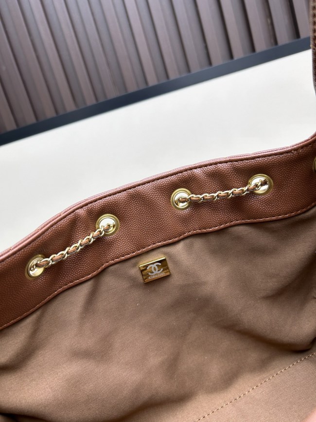 CHANEL シャネル 25 バッグ デザインはクラシックで、サイズは 30 × 26 × 14 cm です