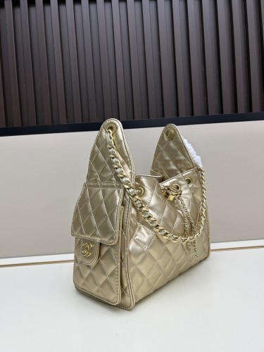 CHANEL シャネル 25 バッグ デザインはクラシックで、サイズは 30 × 26 × 14 cm です